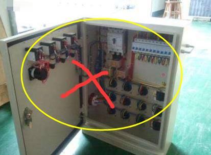 老電工把配電箱安裝在墻內。曬太陽太聰明了。